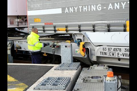The wagons are loaded using pivoting elements in around 5 min per trailer, and can be used by all semi-trailers without requiring any investment on the part of road hauliers.